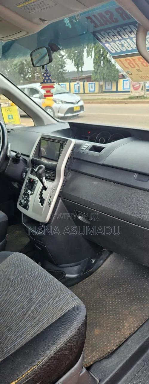 Toyota Voxy 2012 Silver