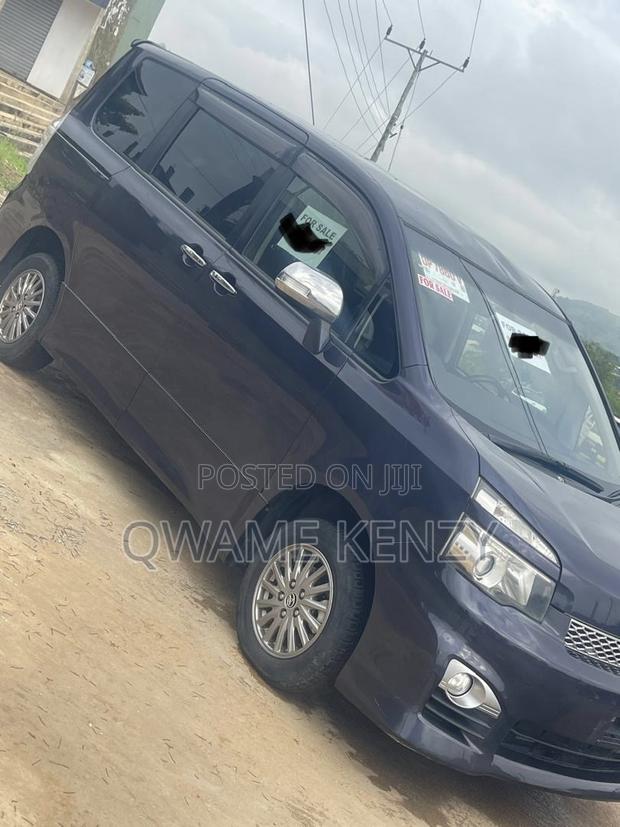 Toyota Voxy 2013