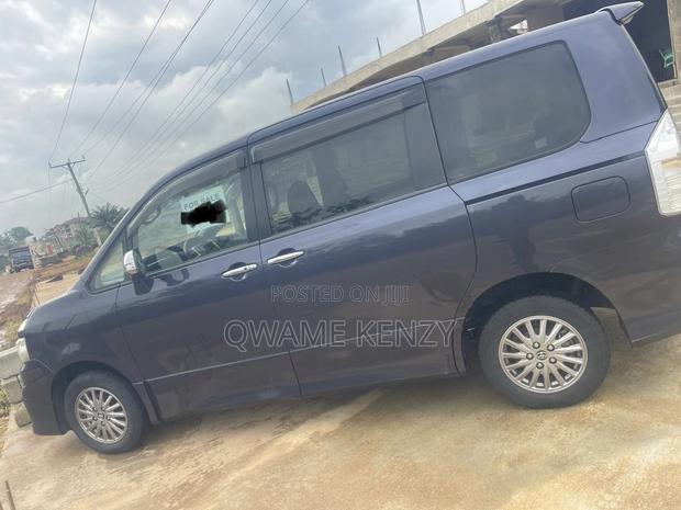 Toyota Voxy 2013