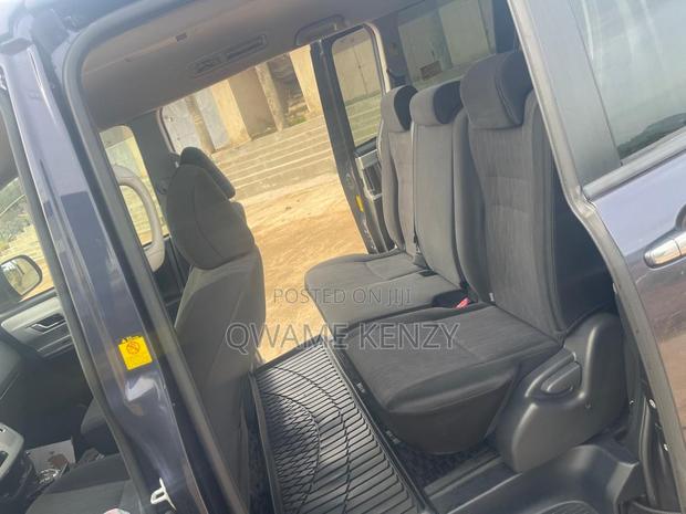 Toyota Voxy 2013