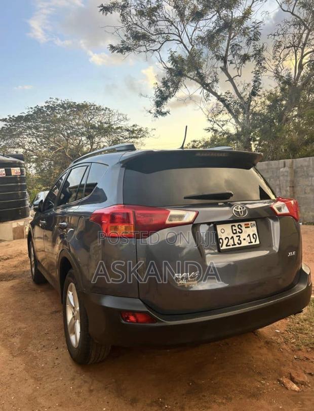 Toyota RAV4 XLE 4dr SUV (2.5L 4cyl 6A) 2014 Gray