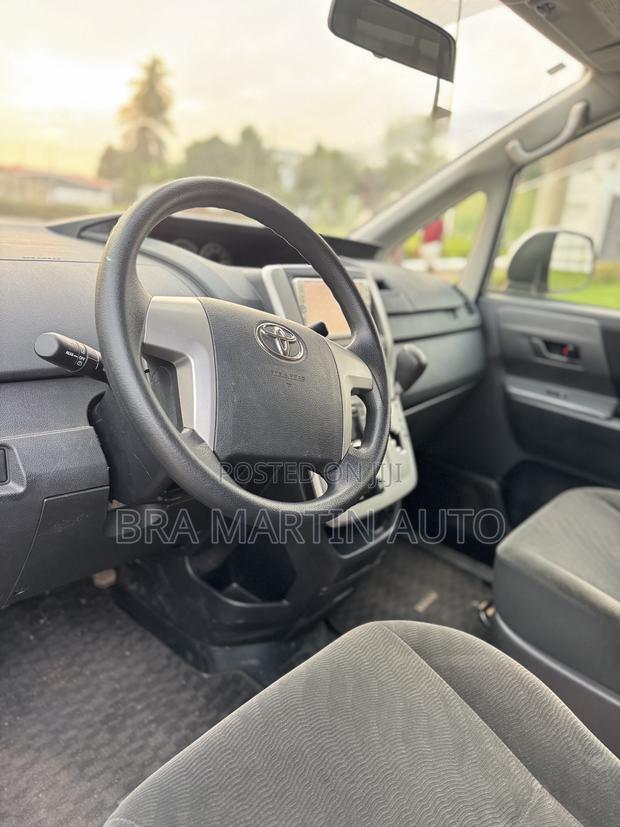 Toyota Voxy V 2WD 8-Seater 2013 Silver