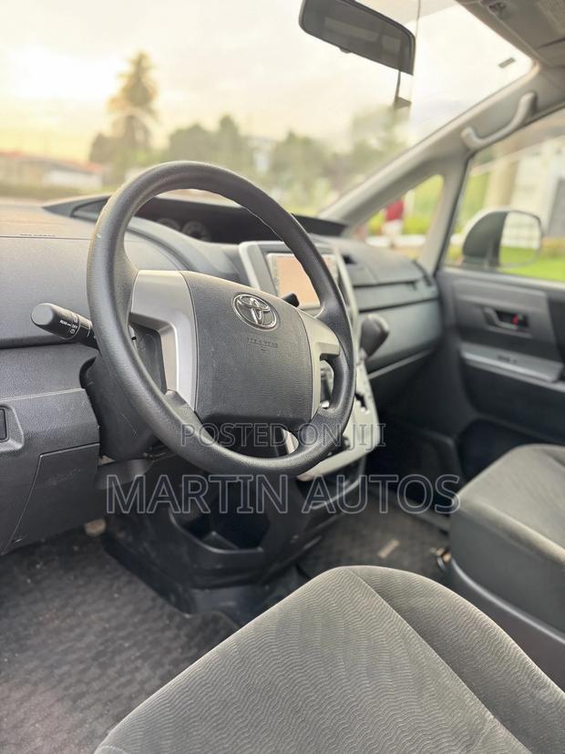 Toyota Voxy V 2WD 8-Seater 2013 Silver