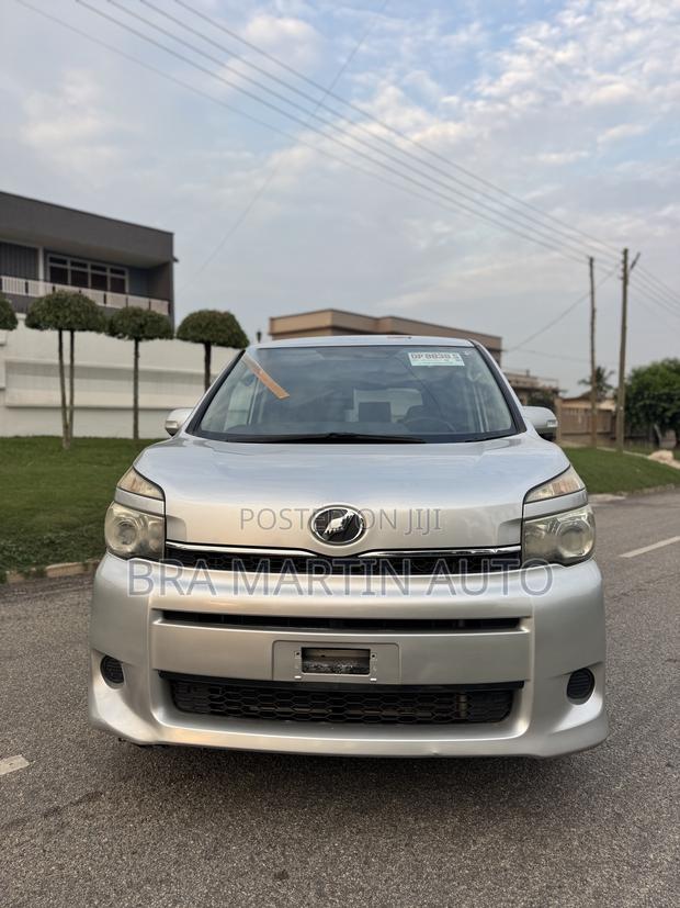 Toyota Voxy V 2WD 8-Seater 2013 Silver