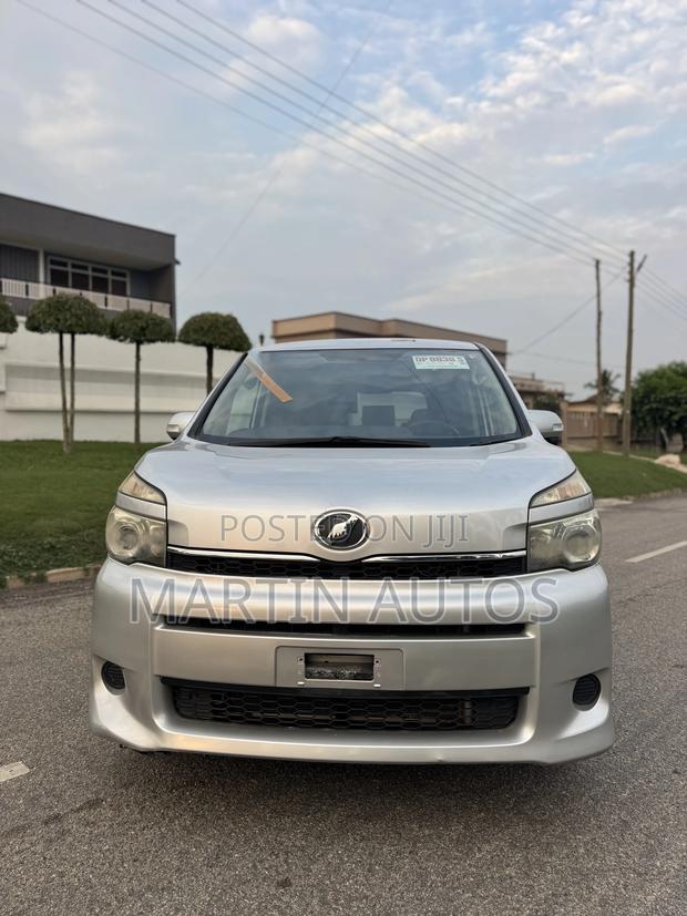 Toyota Voxy V 2WD 8-Seater 2013 Silver