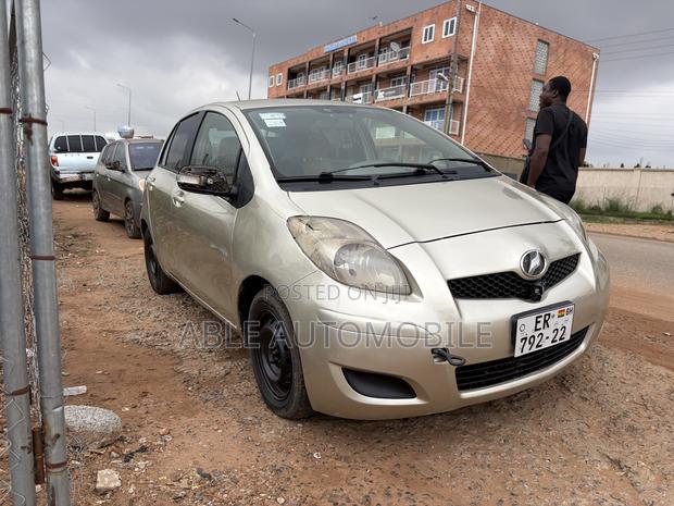 Toyota Vitz 1.3 AWD 3dr 2010 Gold