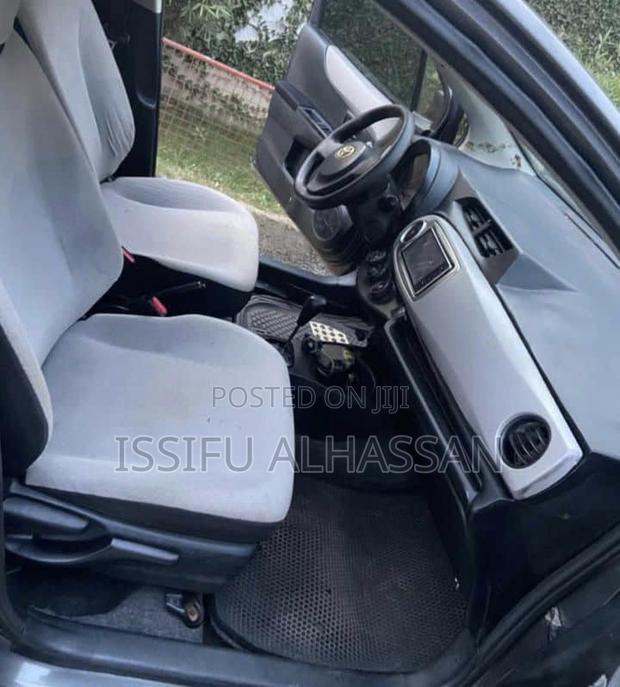 Toyota Vitz 1.3 FWD 5dr 2013 Matt Black