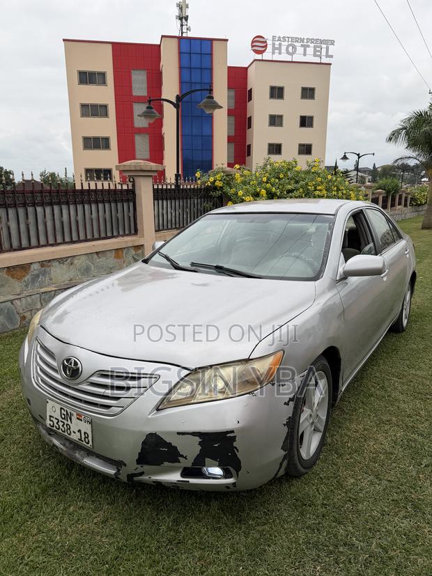 Toyota Camry Base 4dr Sedan (2.5L 4cyl 6M) 2010 Silver