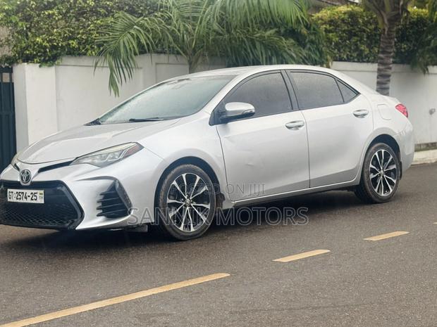 Toyota Corolla SE (1.8L 4cyl 2A) 2018 Silver
