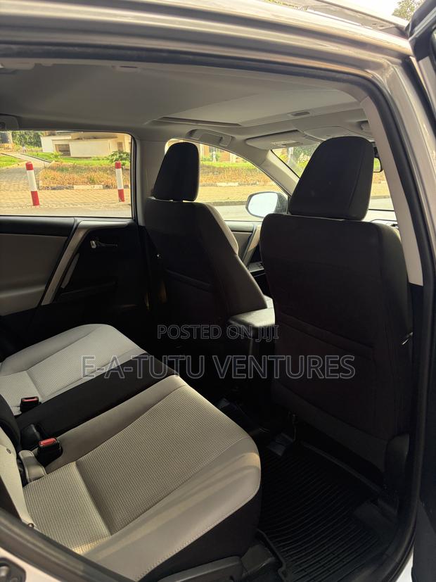 Toyota RAV4 XLE 4dr SUV (2.5L 4cyl 6A) 2018 Gray