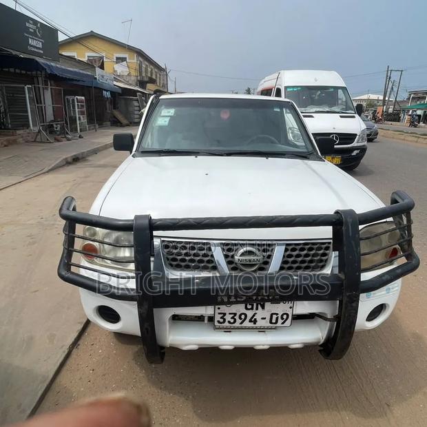 Nissan Hardbody 2003 White