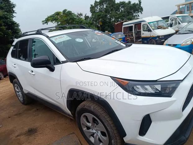 Toyota RAV4 2021 White