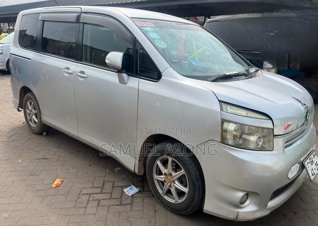 Toyota Voxy V 4WD 8-Seater 2011 Silver
