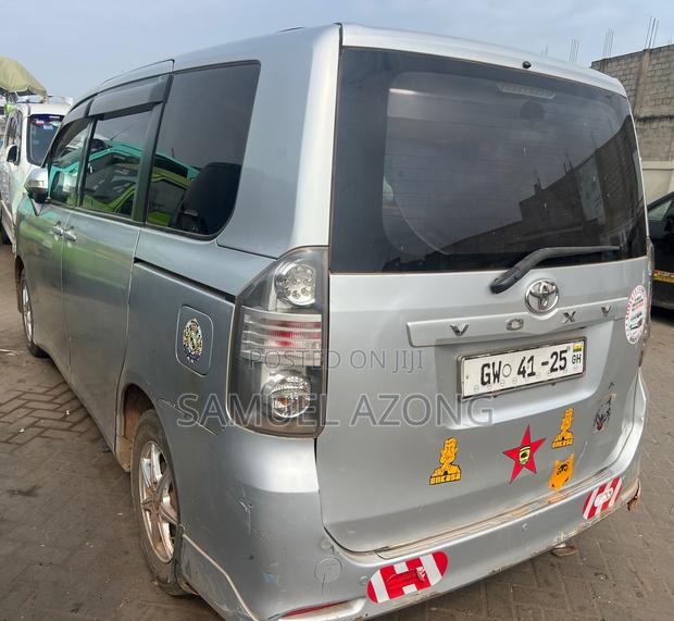 Toyota Voxy V 4WD 8-Seater 2011 Silver