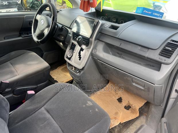 Toyota Voxy V 4WD 8-Seater 2011 Silver