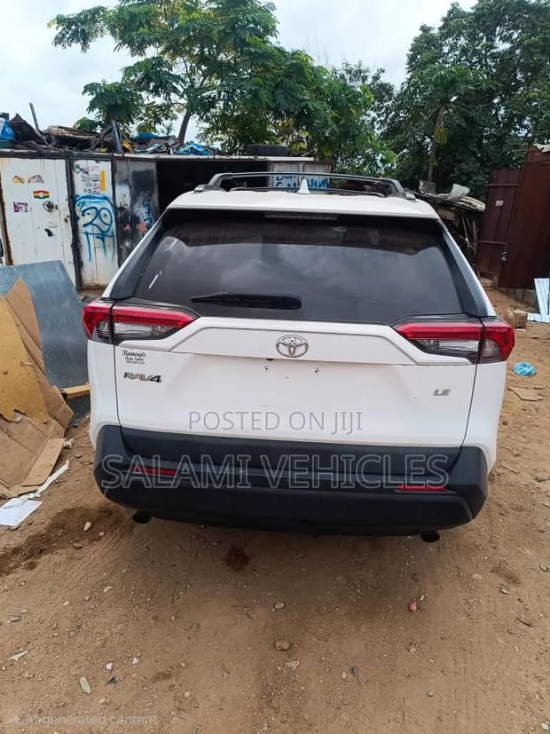 Toyota RAV4 2021 White