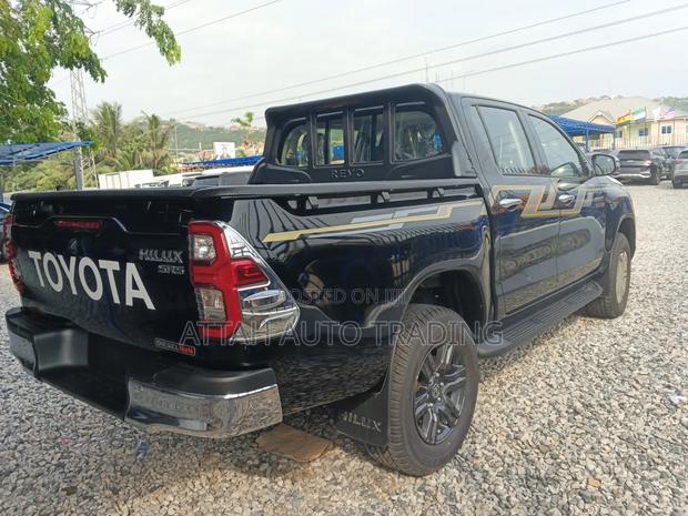 Toyota Hilux 2025 Black