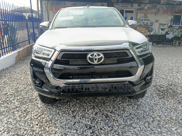 Toyota Hilux 2025 Black