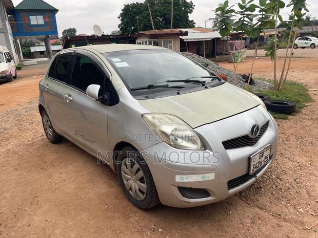 Toyota Vitz 2010 Silver