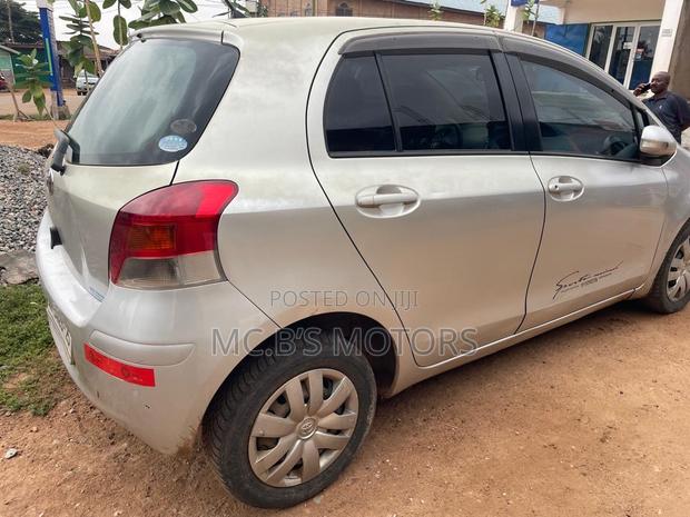 Toyota Vitz 2010 Silver