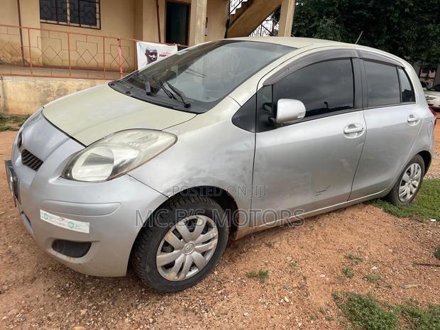 Toyota Vitz 2010 Silver