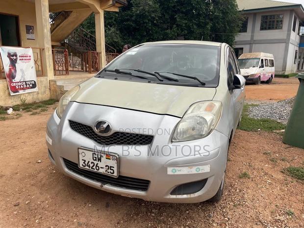 Toyota Vitz 2010 Silver
