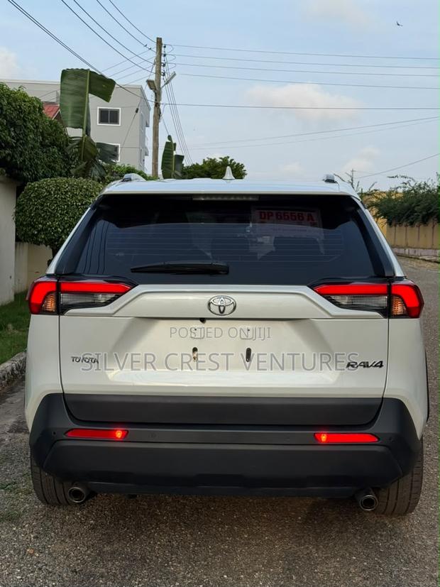Toyota RAV4 XLE 2025 White