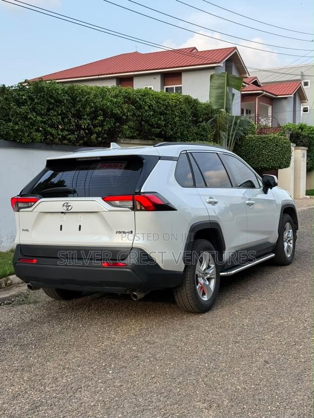 Toyota RAV4 XLE 2025 White