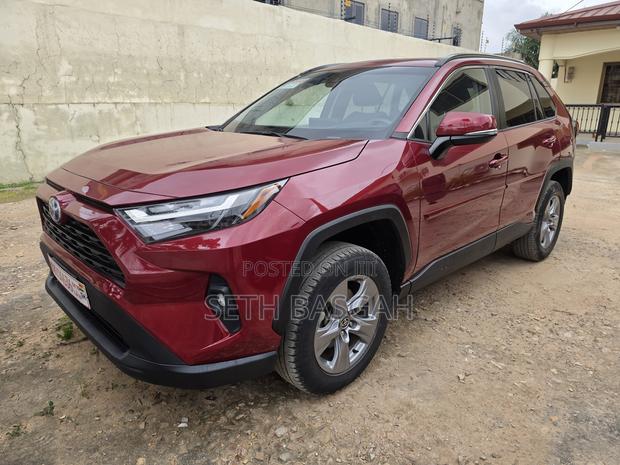 Toyota RAV4 XLE 2022 Maroon