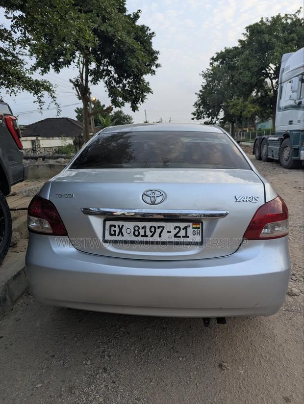 Toyota Yaris Base Hatchback 5dr 2010 Silver