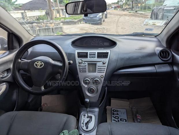 Toyota Yaris Base Hatchback 5dr 2010 Silver