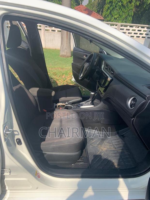 Toyota Corolla LE (1.8L 4cyl 2A) 2019 White
