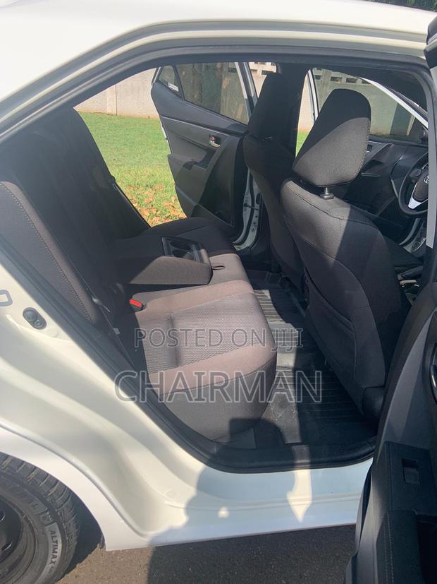 Toyota Corolla LE (1.8L 4cyl 2A) 2019 White