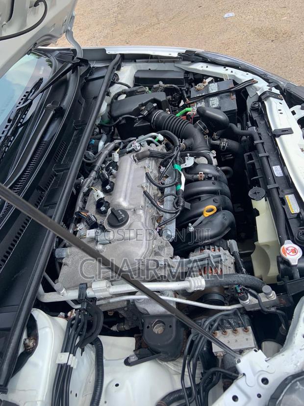 Toyota Corolla LE (1.8L 4cyl 2A) 2019 White
