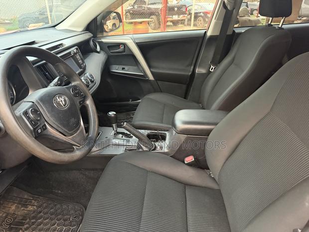 Toyota RAV4 SE 4dr SUV AWD (2.5L 4cyl 6A) 2018 Orange
