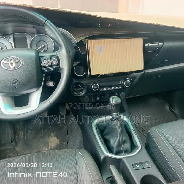 Toyota Hilux 2021 Silver
