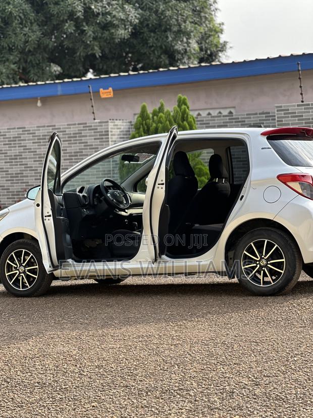 Toyota Vitz 1.3 FWD 5dr 2013 White