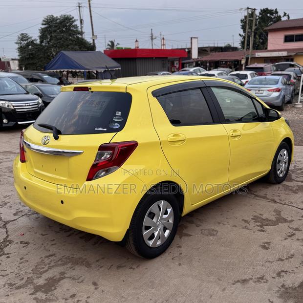 Toyota Vitz 1.3 FWD 5dr 2015 Yellow