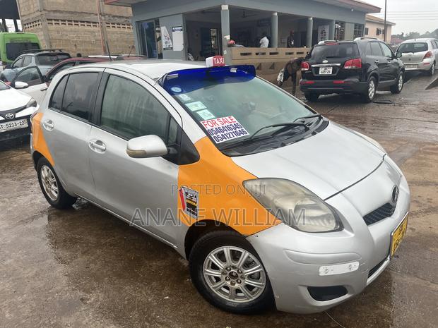 Toyota Vitz 2010 Gray