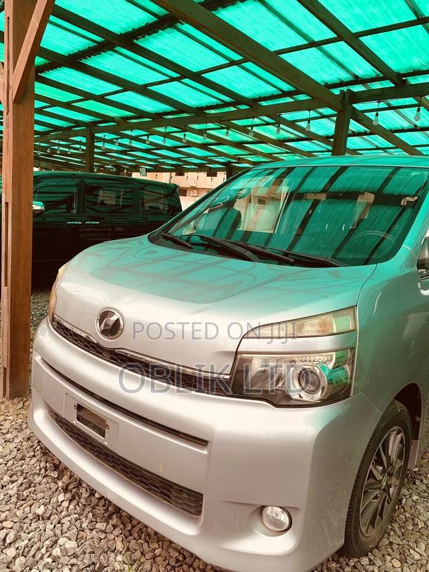 Toyota Voxy 2012 Gray