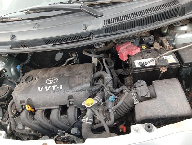 Toyota Vitz 1.3 FWD 5dr 2010 Silver