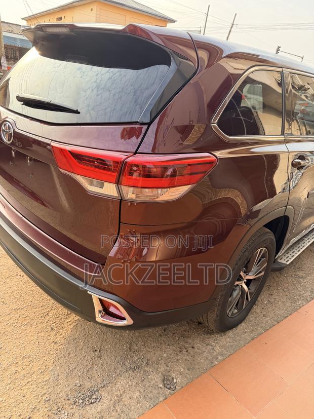 Toyota Highlander LE 2019 Burgundy