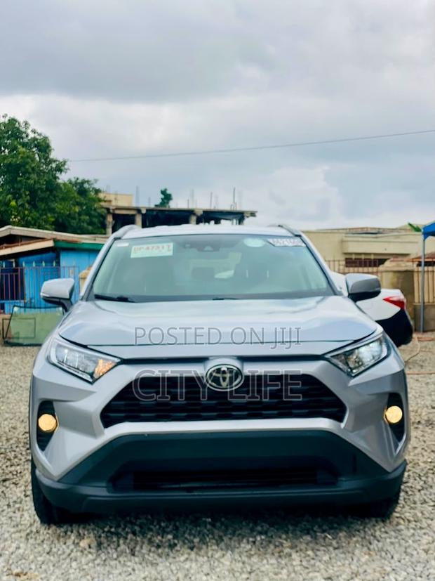 Toyota RAV4 XLE 2021 Silver