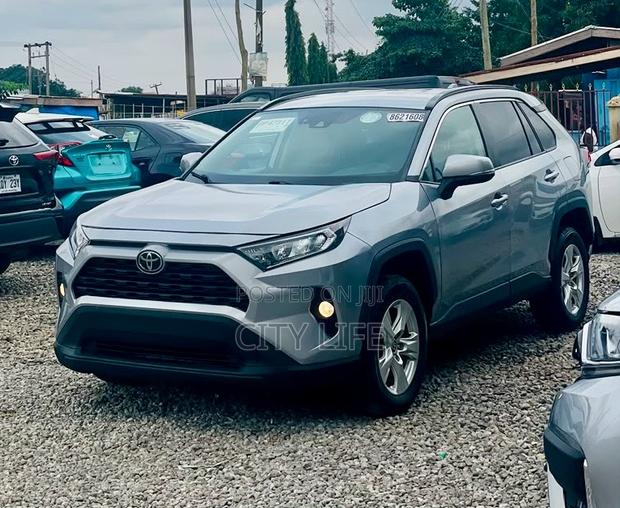 Toyota RAV4 XLE 2021 Silver