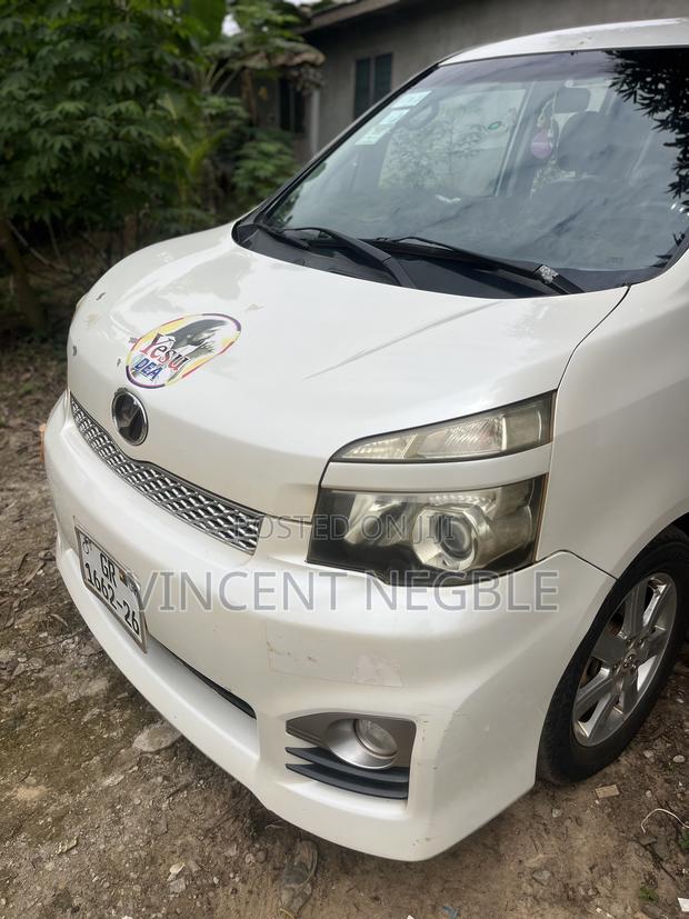Toyota Voxy ZS 2WD 7-Seater 2013 White
