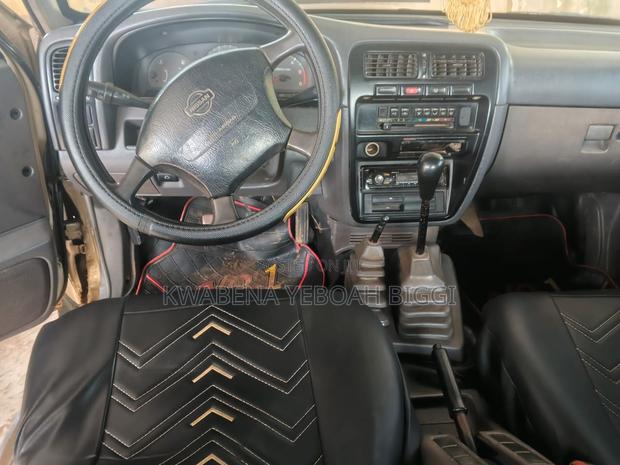 Nissan Hardbody 2000 Gold