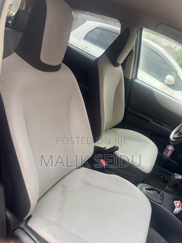 Toyota Vitz 2010 Silver