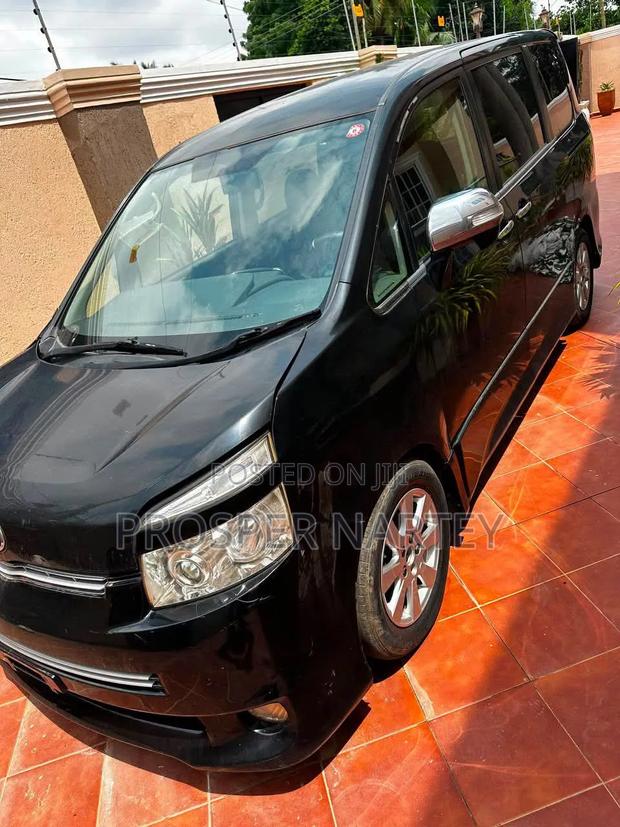 Toyota Voxy 2010 Matt Black