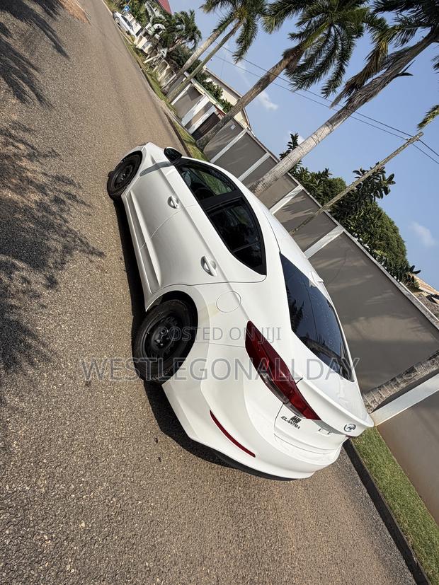 Hyundai Elantra SE Sedan FWD (2.0L 4cyl 6M) 2017 White