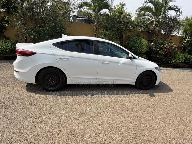 Hyundai Elantra SE Sedan FWD (2.0L 4cyl 6M) 2017 White
